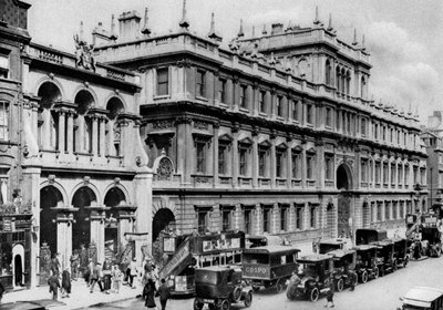 Eingang zur Burlington Arcade und das Haus der Royal Academy, Piccadilly, 1926-1927 von McLeish