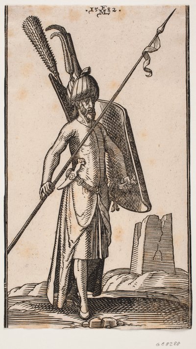Stehender Soldat mit krummem Schild in der linken Hand und einem schräg gehaltenen Speer in der rechten Hand; Schwert an seiner linken Seite, ein Dolch im Gürtel an seiner linken Seite; im Hintergrund rechts die Ruine eines Obelisken oder eines Turms mit q von Melchior Lorck