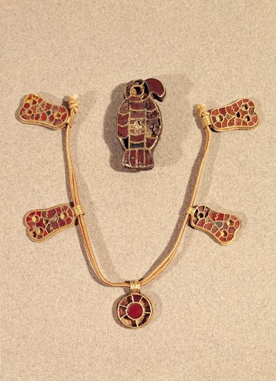 Adlerförmige Brosche und eine Halskette, 4.-6. Jahrhundert von Merovingian
