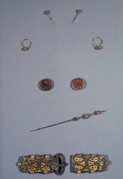 Merowingische Kunst: Set der Königin der Franken Arnegonde oder Aregonde, circa 570 von Merovingian Merovingian