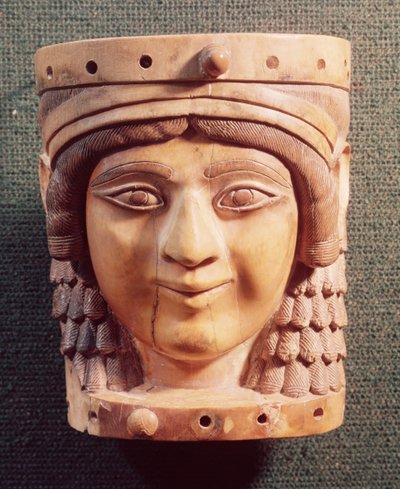 Kopf einer Frau, genannt die Dame des Brunnens oder die Mona Lisa von Nimrud, aus dem Palast von Salmanassar III, 1400-612 v. Chr. von Mesopotamian