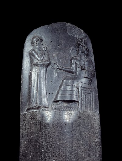 Mesopotamien: Stele aus Diorit mit dem Gesetzescode von Hammurabi. Sie ist mit Keilschriftinschriften bedeckt und oben steht König Hammurabi vor dem Sonnengott Mesopotamiens, Shamash, der Gottheit der Gerechtigkeit von Mesopotamian