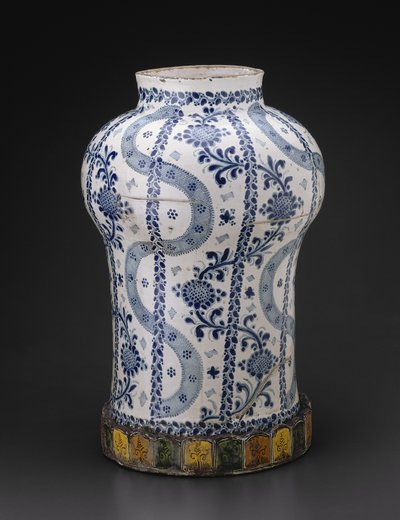 Krug mit vertikalen fließenden Bändern und Ranken mit sonnenblumenartigen Blüten, 1700-50 von Mexican School