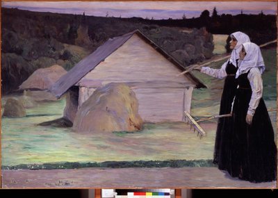 Sommer. Zwei Frauen, die ihre Rechen tragen, gehen abends nach der Feldarbeit vor Heuhaufen und Holzhütten. Gemälde von Michail Wassiljewitsch Nesterow (1862-1942) von Mikhail Vasilievich Nesterov