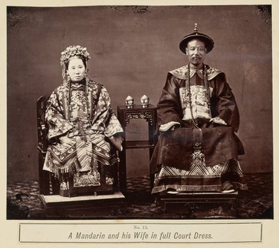 Ein Mandarin und seine Frau in voller Hofkleidung von Milton M. Miller