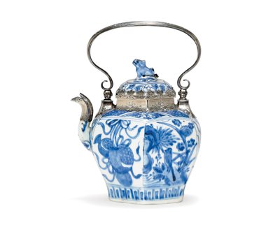 Blau-weiße Teekanne mit Deckel von Ming Dynasty Chinese School