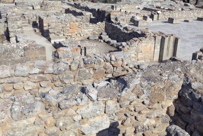 Minoische archäologische Stätte von Phaistos. Nordostkomplex. Diese Räume wurden zur Aufbewahrung wertvoller ritueller Gefäße verwendet. Die berühmte „Phaistos-Scheibe“ mit hieroglyphischer Schrift wurde hier zusammen mit anderen Tontafeln gefunden, die in von Minoan