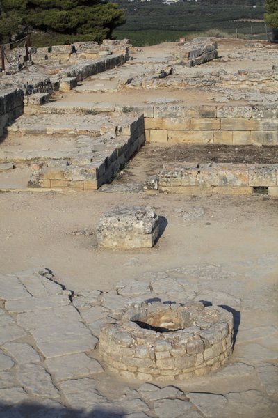 Minoische archäologische Stätte von Phaistos. Blick über den Nordostkomplex. Komplex von vier Räumen, die direkt an den alten Palast angrenzen. Diese Räume wurden zur Aufbewahrung wertvoller Ritualgefäße genutzt. Die berühmte Phaistos-Scheibe mit hieroglyp von Minoan