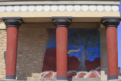 Minoische archäologische Stätte von Knossos. Nordeingang, Nordpfeilerhalle. Bastion, rekonstruiert von Arthur Evans, wo er eine Kopie eines restaurierten Relief-Freskos eines Stiers anbrachte. Knossos, Kreta. von Minoan