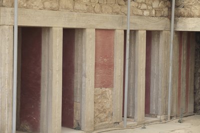 Minoische archäologische Stätte von Knossos. Westflügel neben dem „dreiteiligen Schrein“. Raum mit zwei großen rechteckigen Lagerräumen, die in den Boden eingelassen sind. Sie waren voller Tonvasen und wertvoller Objekte, darunter die berühmten Statuetten, von Minoan