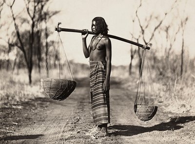 Cunama-Frau trägt Wasser, 09/05/1936 von Modestino Baldinetti