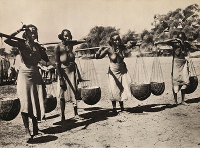 „Ein Imperium aufbauen“ im faschistischen Zeitalter: Cunama-Frauen beim Wassertragen, 09/05/1936 von Modestino Baldinetti