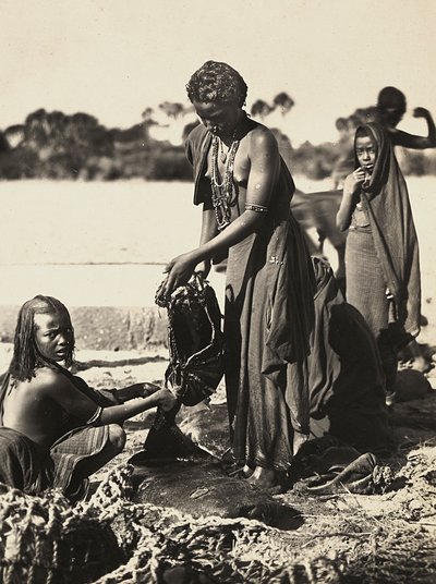 „Ein Imperium aufbauen“ im faschistischen Zeitalter: Frauen des Beni-Amer-Stammes an einem Wasserbrunnen, 09/05/1936 von Modestino Baldinetti