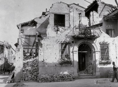 Die Bombardierungen von Sermide: Ein schwer beschädigtes Haus im Zweiten Weltkrieg von Modestino Baldinetti