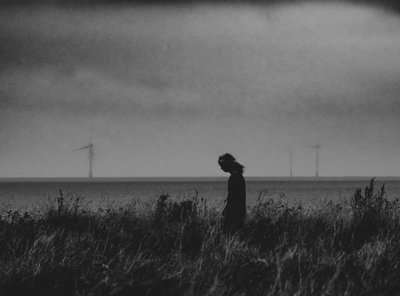Einsamer Spaziergang am Meer von Monika Zemojtel