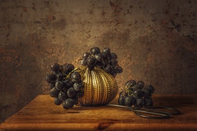 Elegante goldene Trauben-Stillleben von Monique van Velzen