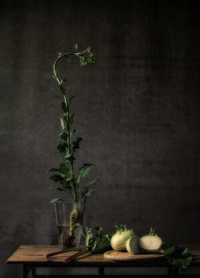 Rustikales Kohlrabi-Stillleben von Monique van Velzen
