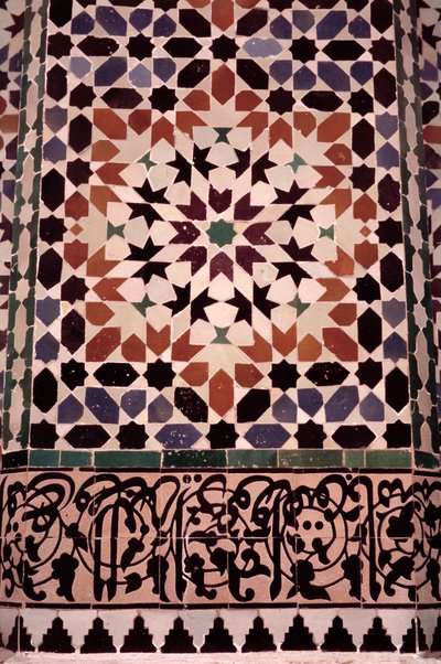 Die untere Wand des Hauptinnenhofs, gebaut von den Saadiern 1565 (Detail) von Moroccan School