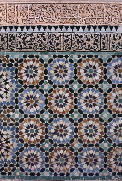 Wand des Hauptinnenhofs, Detail, erbaut von den Saadiern im Jahr 1565 (Zellij-Fliesenarbeit und Stuckarbeit) von Moroccan School