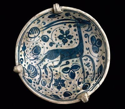 Mudéjar-Kunst: Keramikbecher azul, dekoriert mit einem Hirsch von Paterna, Manises (Hispano-maurischer Stil). 14. oder 15. Jahrhundert, Barcelona. Keramikmuseum Barcelona, Spanien von Mudejar School