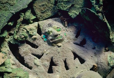 Vergoldete Kupferrassel des Enthauptungsgottes im Moche-Königsgrab des Alten Herrn von Sipan von Nathan Benn