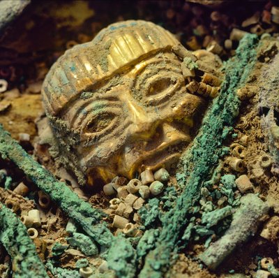 Goldener Kopfperle, begraben im königlichen Grab des Alten Herrn von Sipan von Nathan Benn