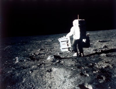 Buzz Aldrin führt ein Experiment auf der Mondoberfläche durch, Apollo II Mission, Juli 1969 von Neil Armstrong