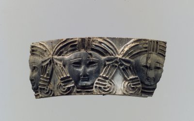 Cloisonné-Möbel- oder Kosmetikbox-Plakette mit drei frontalen Köpfen, ca. 8.–7. Jahrhundert v. Chr. von Neo Assyrian