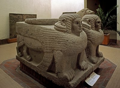 Neohittitische Kunst: Basaltsäulenbasis mit Sphinxdekor von Neo Hittite