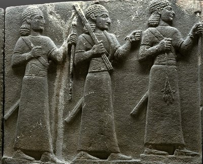 Relief, das hethitische Hofbeamte darstellt, aus der Türkei von Neo Hittite