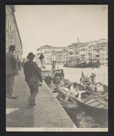 Gondeln entlang des Canal Grande, Venedig von Neue Photographische Gesellschaft