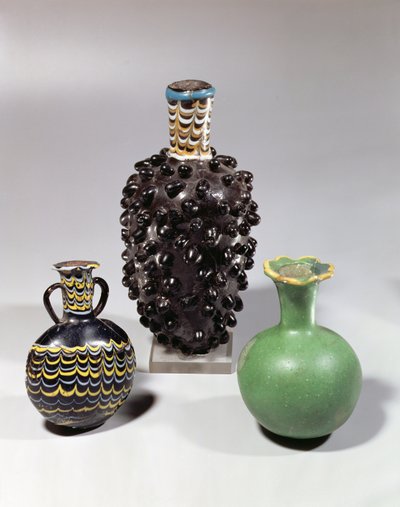 Ägyptische Vasen: Traubenbündel, Granatapfel und Wellenmotiv von New Kingdom Egyptian