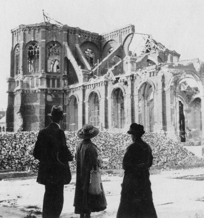 Schäden an der Kirche Notre Dame, Armentières, Frankreich, Erster Weltkrieg, ca. 1914-ca. 1918 von Nightingale and Co