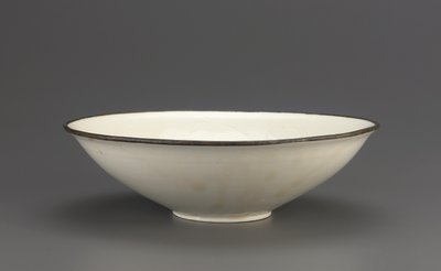 Ding-Keramikschale mit eingravierter Lotusdekoration, Hebei-Provinz, 11.-frühes 12. Jahrhundert von Northern Song Dynasty Chinese School