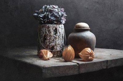 Vintage Blumen-Stillleben von OSAMA OMAR ALIE