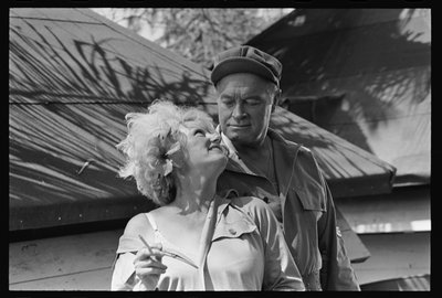 Bob Hope und Phyllis Diller am Set von 
