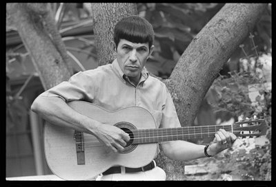 Leonard Nimoy spielt Gitarre von Orlando Suero