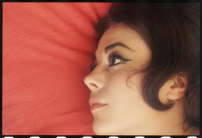 Natalie Wood zu Hause mit Kopf auf dem Kissen von Orlando Suero