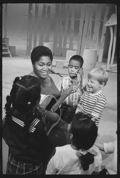 Odetta singt für Kinder am Set einer TV-Sondersendung von Orlando Suero