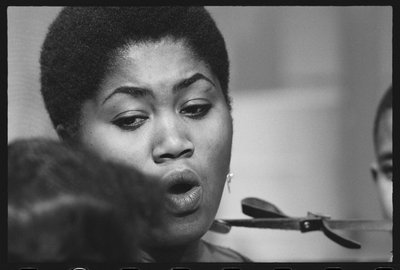 Odetta singt Kindern am Set einer TV-Sondersendung von Orlando Suero