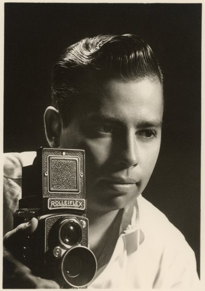 Orlando Suero Porträt mit Rolleiflex-Kamera, ca. 1954 (s/w Foto) von Orlando Suero