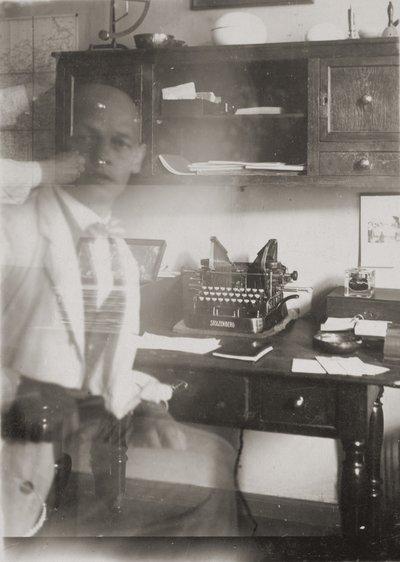 [Selbstporträt an der Schreibmaschine, Atelier in der Prellerstraße] von Oskar Schlemmer