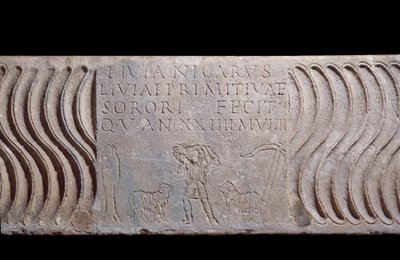 Paläochristliche Kunst: Fragmentierter Sarkophagbehälter: Guter Hirte und Epitaph von Livia Primitiva von Paleo Christian