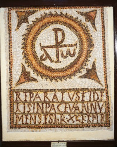 Das Uppenna-Mosaik, Mosaikarbeit, die ein Grab mit einer Inschrift darstellt: Alpha und Omega (der Anfang und das Ende) von Paleo Christian