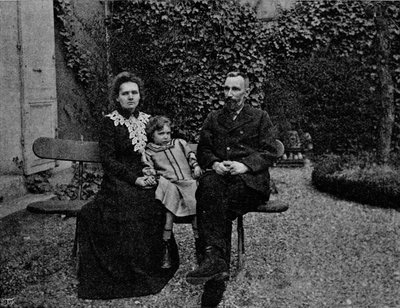 M. und Mme Curie im Garten ihres Hauses in Paris, ca. 1902, 1903 von Paris Ellis