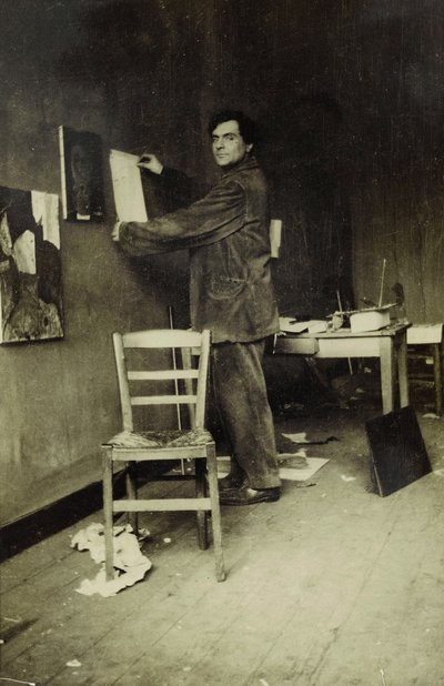 Amedeo Modigliani in seinem Atelier, ca. 1915 (s/w Foto) von Paul Guillaume