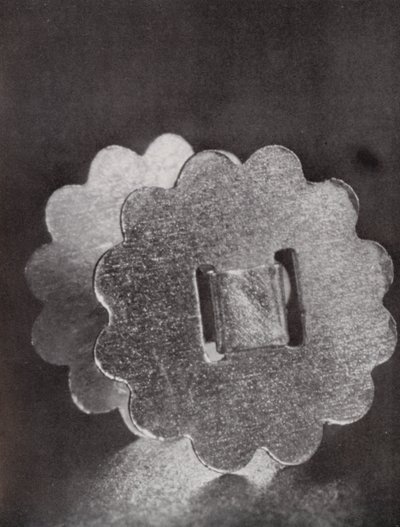 Zwei Heftklammern von Paul Henning