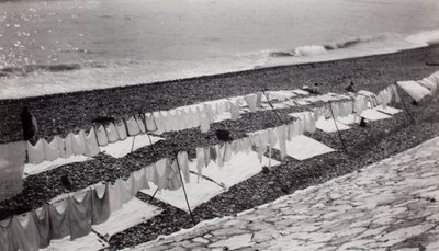 Wäsche trocknet am Strand, Nizza von Paul Nash