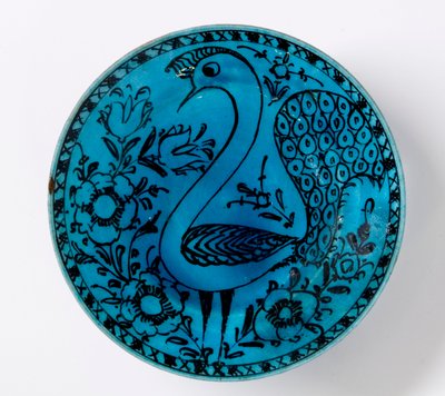 Eine persische Keramikschale aus dem 19. Jahrhundert, die einen Pfau auf einem türkisfarbenen Hintergrund darstellt von Persian School