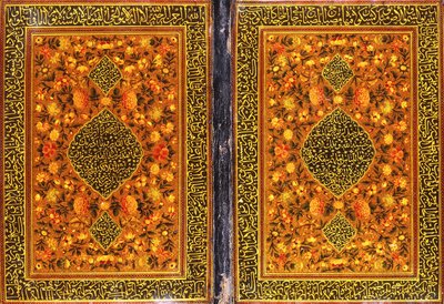 Ein Qajar Koran-Einband, bemalt mit einem Blumendesign und einem Medaillon mit einer Thuluth-Inschrift, ca. 1801-2 von Persian School